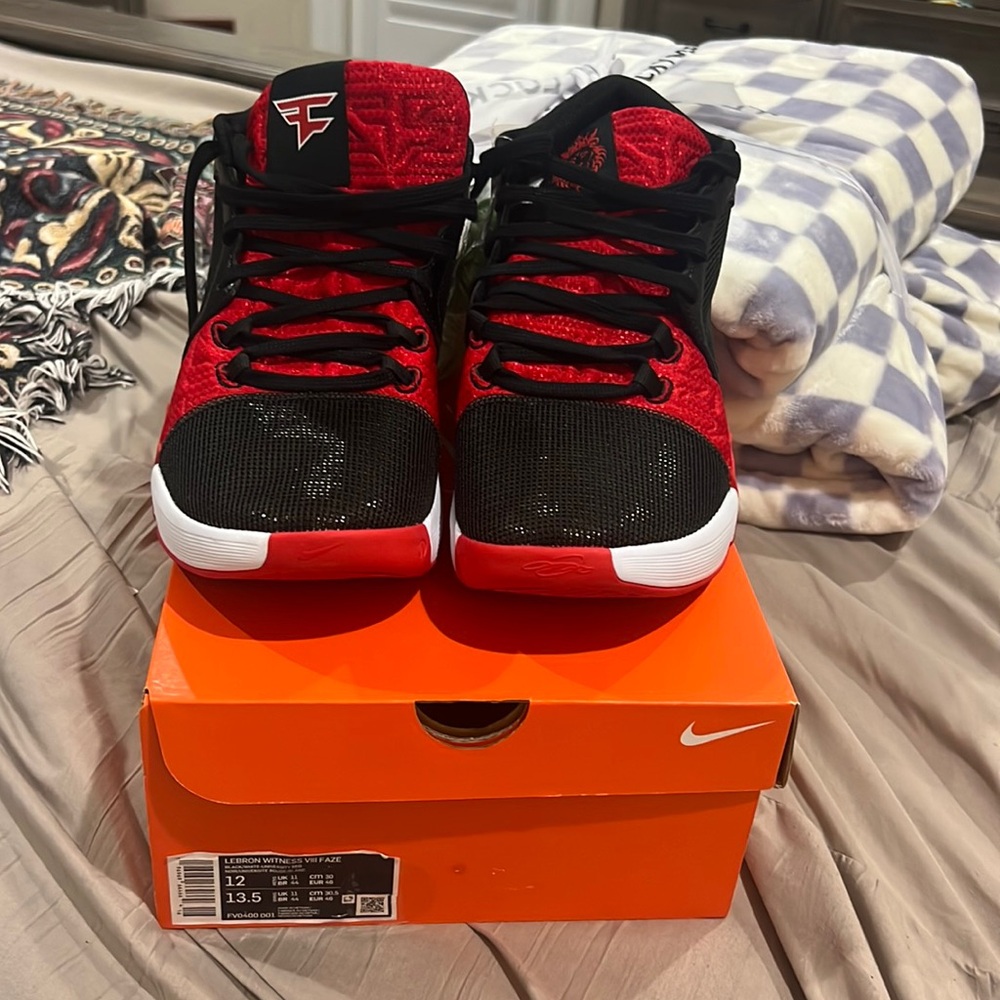Nike Lebron Witness Basketball Black/University RED/Lime Blast/White) Size 12